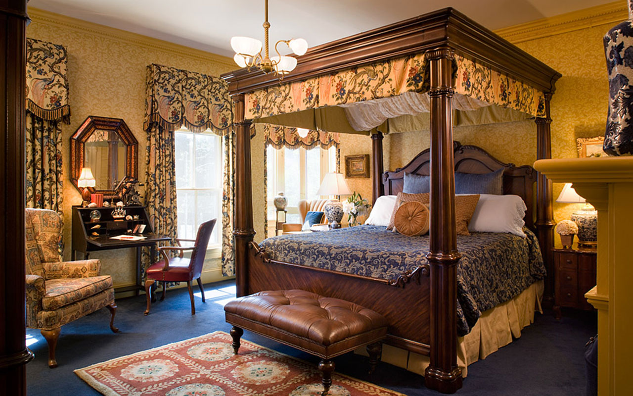 Turret room in Ivy Lodge | Newport Inns of Rhode Island