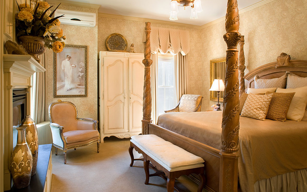 Victoria room in Ivy Lodge | Newport Inns of Rhode Island