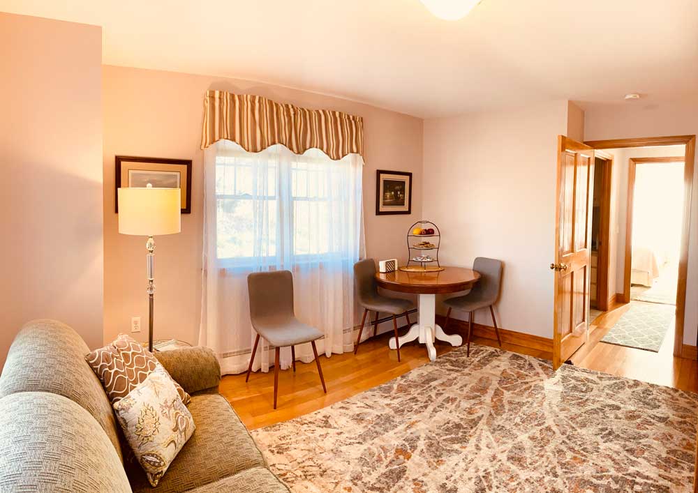 Hawthorne Living Room | Newport Inns of Rhode Island