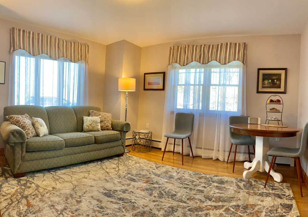 Hawthorne Living Room | Newport Inns of Rhode Island